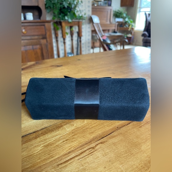 Vintage 1980s black suede purse with satin bow in mint condition - Picture 9 of 9